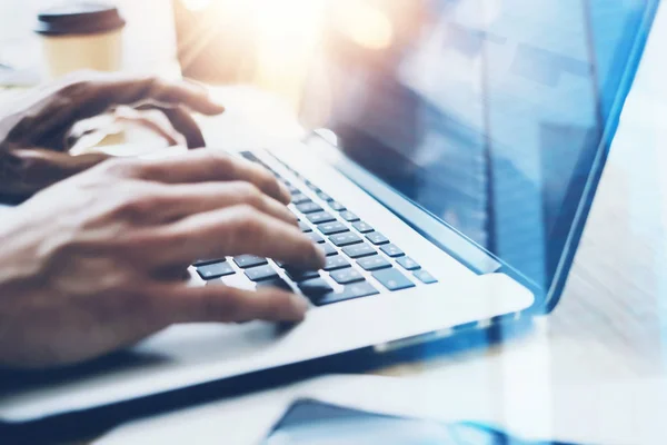 Vista da vicino dell'uomo d'affari che lavora all'ufficio soleggiato sul computer portatile moderno.Mani maschili che digitano sulla tastiera del notebook. . — Foto Stock