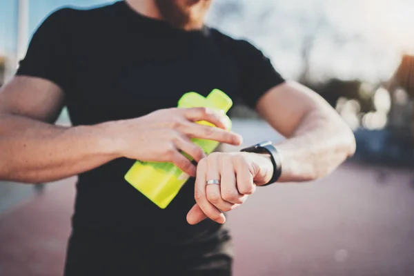 Männlicher Läufer mit Smartwatch — Stockfoto