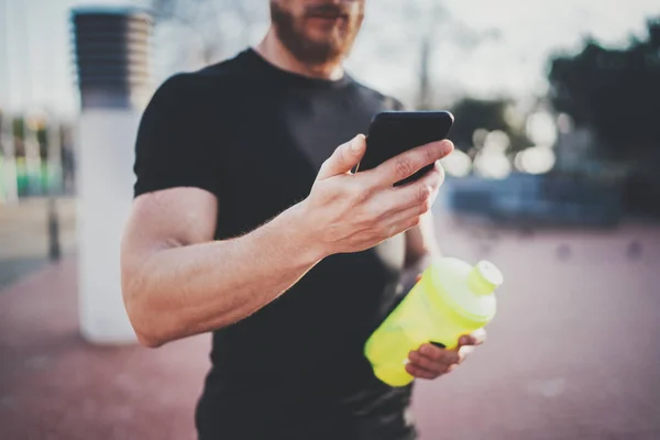 Чоловічий бігун за допомогою смартфона — стокове фото