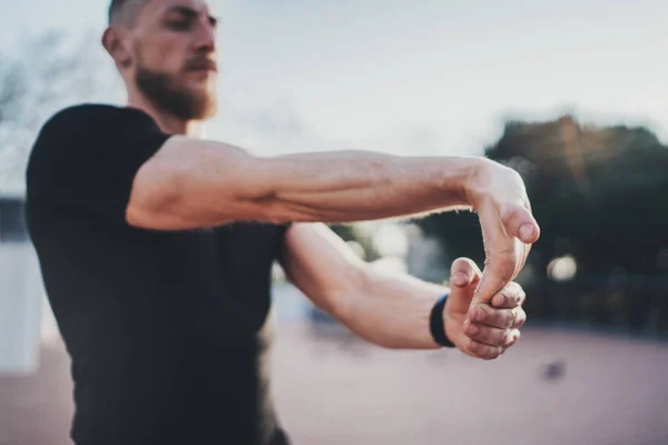 Bartträger dehnt sich vor dem Training — Stockfoto