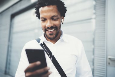 adam akıllı telefon ve kulaklık