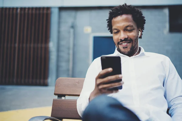 Mann benutzt Smartphone — Stockfoto