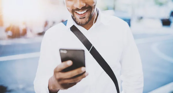 Hombre guapo escuchando música — Foto de Stock