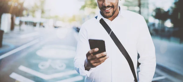 Hombre guapo escuchando música — Foto de Stock