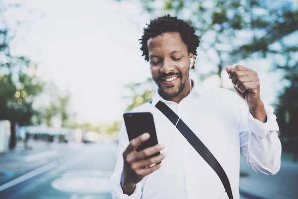 Mann mit Smartphone und Kopfhörer — Stockfoto