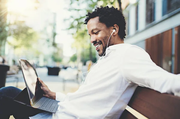 Hombre haciendo vídeo conversación —  Fotos de Stock