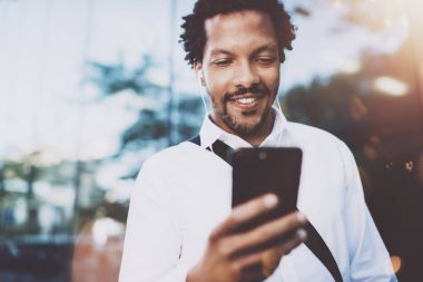 Afrika adam smartphone cep telefonu ile müzik keyfi