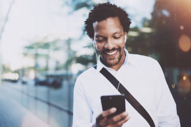 Afrika adam smartphone cep telefonu ile müzik keyfi