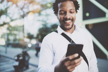 Afrika adam smartphone cep telefonu ile müzik keyfi