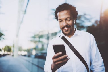 Afrika adam smartphone cep telefonu ile müzik keyfi