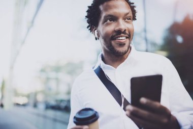 Kahve ve smartphone ile gülümseyen adam