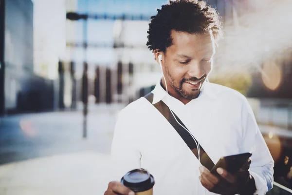 Afrikaner mit Kaffee und Smartphone — Stockfoto