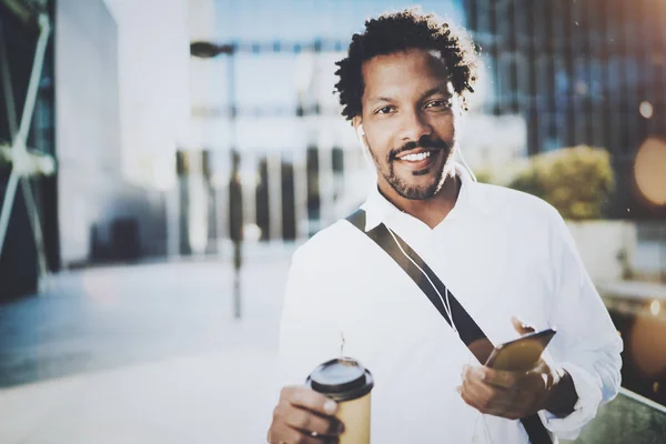 Afrikaner mit Kaffee und Smartphone — Stockfoto