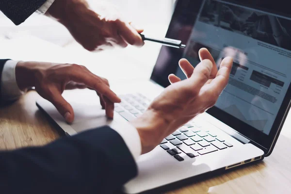 Teamwork concept.Closeup view of businessmans discussing new business project in modern office.Two man analyze reports on desktop computer.Horizontal,blurred background. — Stock Photo, Image