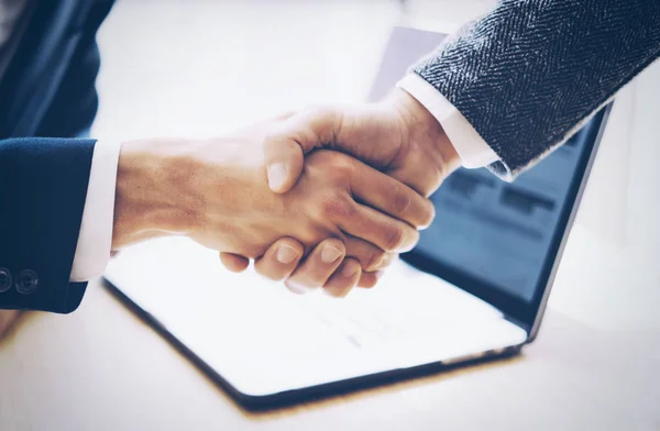 Vista da vicino di business partnership handshake concept.Photo due uomo d'affari handshake process.Sucful affare dopo grande meeting.Horizontal, sfondo sfocato . — Foto Stock