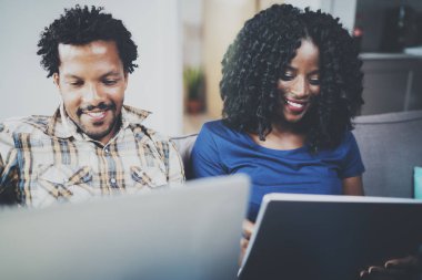 Çift evde telefon araçları kullanma 