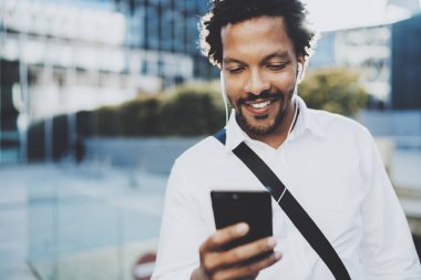 smartphone ekranında görünen adam