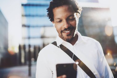 smartphone ekranında görünen adam