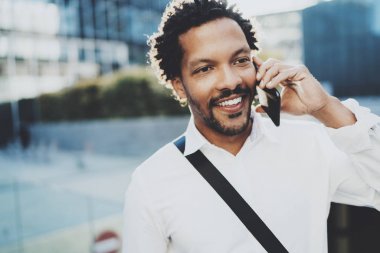 Afrikalı-Amerikalı adam akıllı telefon kullanma