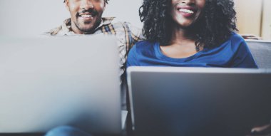 Afrikalı-Amerikalı çift modern dizüstü bilgisayarlar kullanarak