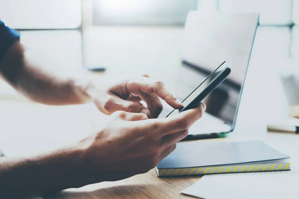 Empresário apontando dedo no smartphone moderno — Fotografia de Stock