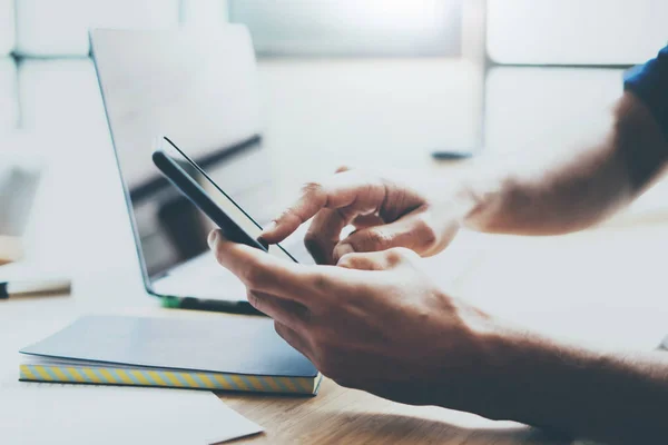 Empresário apontando dedo no smartphone moderno — Fotografia de Stock