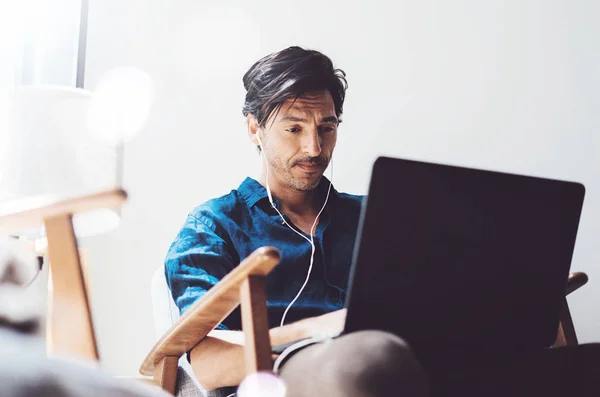 Giovane uomo che lavora su laptop — Foto Stock