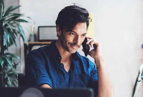 Hombre de negocios haciendo conversación de teléfono móvil —  Fotos de Stock