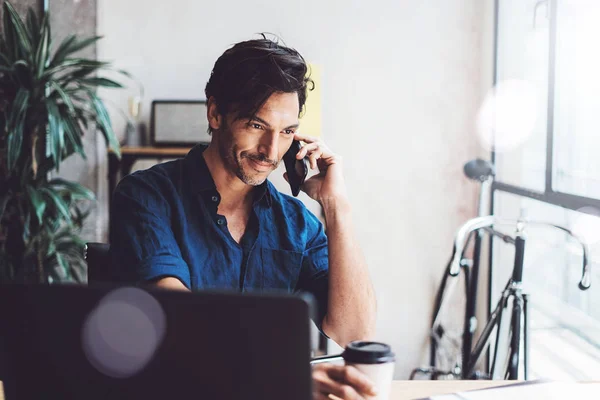 Empresário falando no celular no escritório — Fotografia de Stock