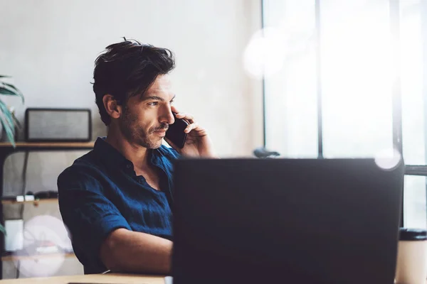 Uomo d'affari che fa conversazione con il cellulare — Foto Stock