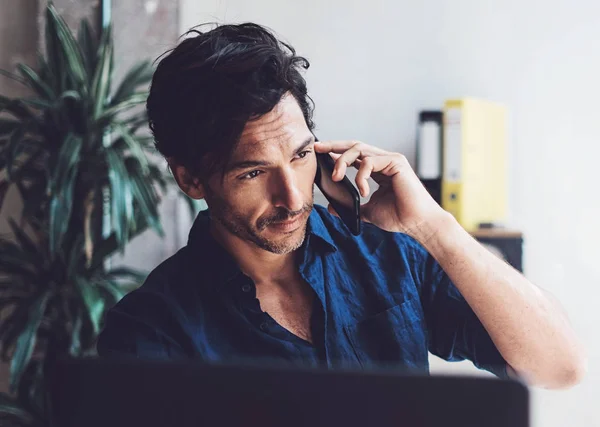 Empresário fazendo conversa de telefone móvel — Fotografia de Stock