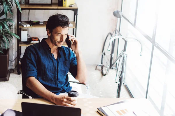 Business man making mobile phone conversation — стоковое фото