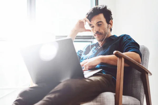 Uomo che lavora su un moderno mobile computer — Foto Stock