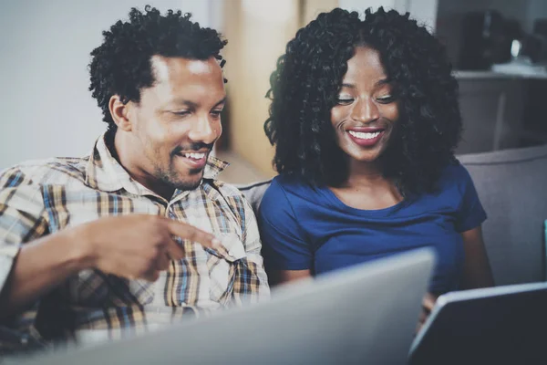 Pareja usando gadgets móviles en casa — Foto de Stock