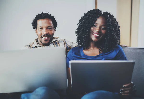 Pareja usando gadgets móviles en casa — Foto de Stock