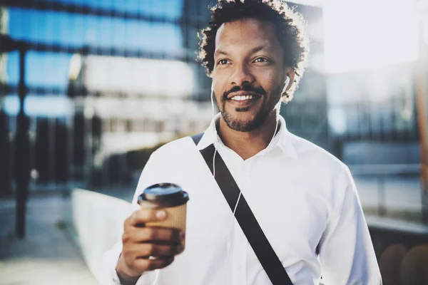 Mann mit Kaffee in Tasse auf der Straße — Stockfoto