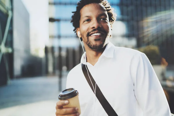 Mann mit Kaffee in Tasse auf der Straße — Stockfoto