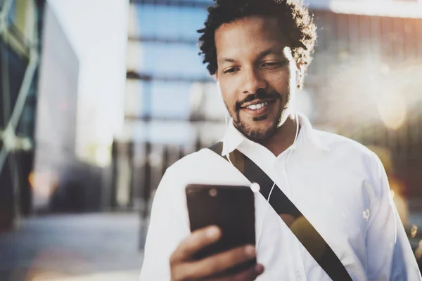 Mann blickt auf Bildschirm des Smartphones — Stockfoto