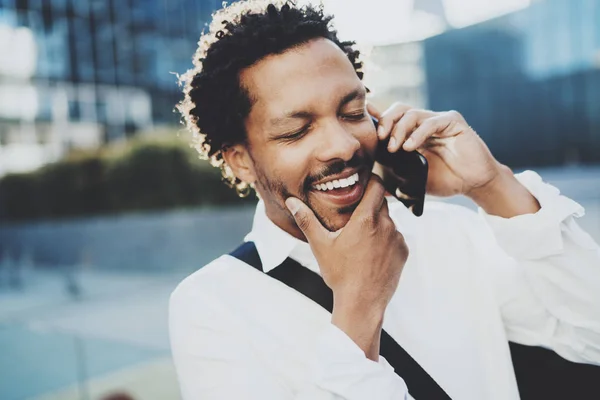 Afrikanisch-amerikanischer Mann mit Smartphone — Stockfoto