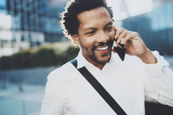 Hombre afroamericano usando smartphone — Foto de Stock