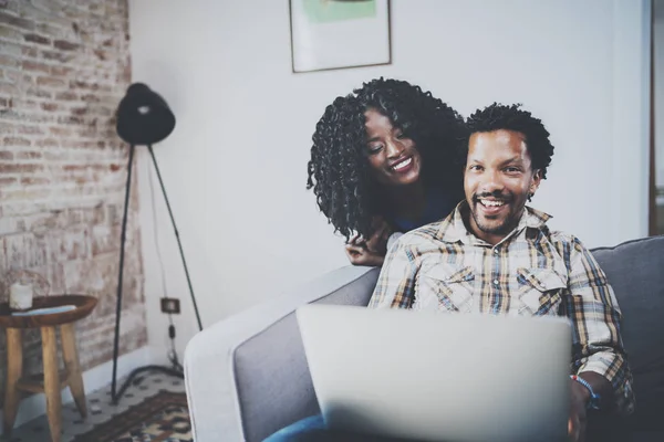 Mulher de pé atrás do homem e olhando para laptop — Fotografia de Stock