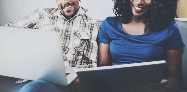 Afrikanisch-amerikanisches Paar mit modernen Notizbüchern — Stockfoto