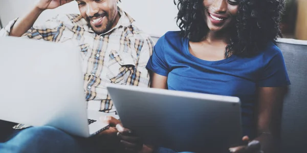 Afrikanisch-amerikanisches Paar mit modernen Notizbüchern — Stockfoto