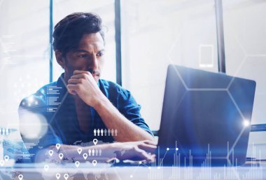 Dijital ekran, sanal bağlantı simgesi, diyagram, grafik arabirimleri kavramı. Laptop ofisinde genç Bankacılık Finans analisti. İşadamı stok raporları çözümleyin. Arka plan bulanık, yatay.