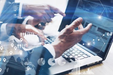 Ekip çalışması kavramı. İki businessmans tartışmaya closeup görünümünü analiz modern ofis dizüstü bilgisayarda yeni iş projesi. Dijital diyagram, grafik arabirimleri, sanal ekran bağlantıları simgesi.