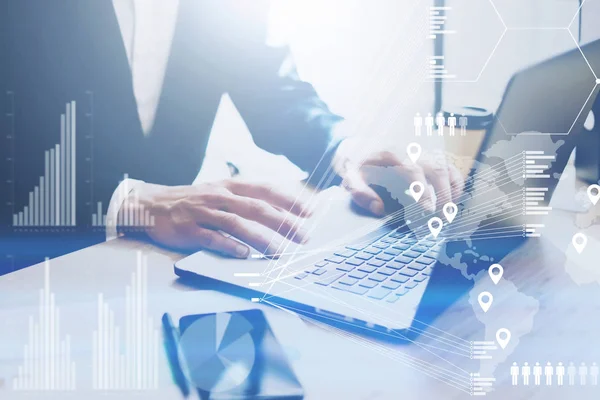 Concept de diagramme numérique, interfaces graphiques, écran virtuel, connectique icon.Homme d'affaires travaillant au bureau sur ordinateur portable à la table en bois.Main masculine touchant le tapis tactile de l'ordinateur mobile.Fond flou . — Photo