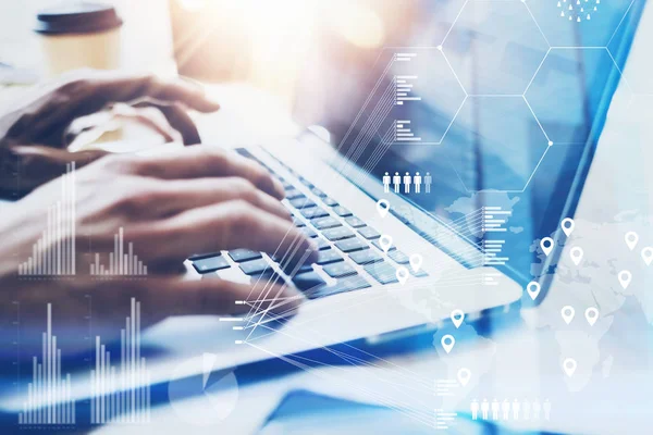 Vue rapprochée de la dactylographie manuelle masculine sur clavier d'ordinateur portable.Homme d'affaires travaillant au bureau sur ordinateur portable moderne.Concept de diagramme numérique, interfaces graphiques, écran virtuel, icône de connexions. . — Photo