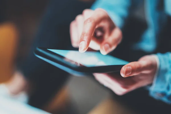 Vista da vicino della donna che tiene in mano lo smartphone moderno.Ragazza che digita sullo schermo mobile touch bianco. Sfondo orizzontale, sfocato, effetto bokeh. . — Foto Stock