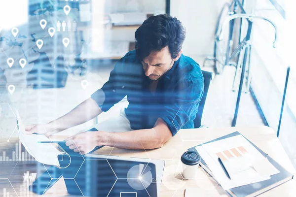 Konzept des digitalen Bildschirms, virtuelle Verbindung Symbol, Diagramm, Diagramm-Schnittstellen. Geschäftsmann arbeitet im Büro auf modernen laptop.young man analysieren Aktienberichte.unscharfer Hintergrund, horizontal. — Stockfoto