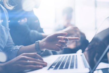 iş adamları beyin fırtınası